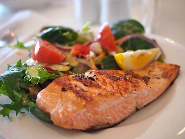 Plato de salmón con ensalada del restaurante Fontana Beach