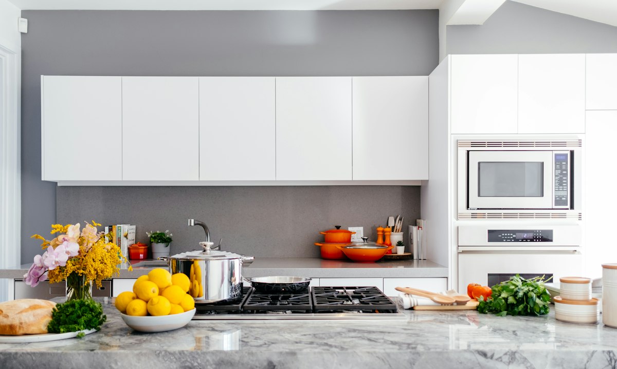 Cocina equipada con frutas y flores