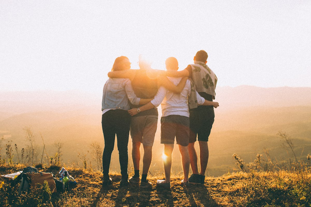 Familia abrazada mirando el atardecer